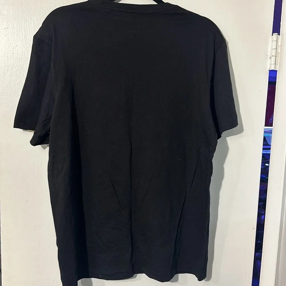 NWOT. Woman’s Guess black and gold T shirt in size L. - Picture 4 of 4